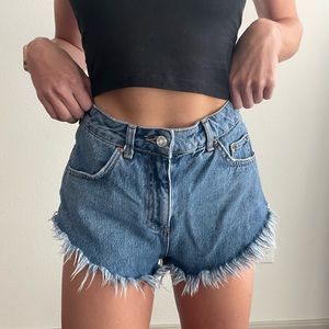 KIRI FRAYED BLUE-JEAN SHORTS